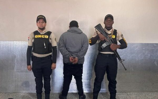 Detienen en Aeropuerto las Américas a hombre con impedimento de salida