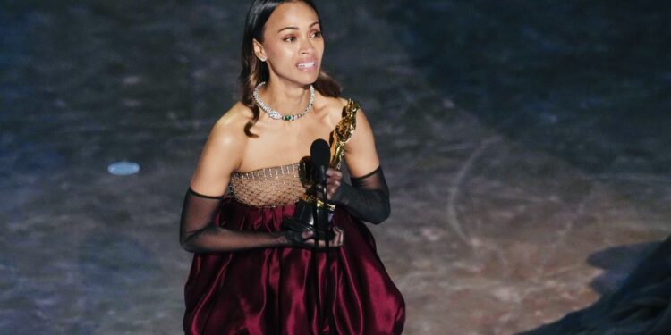 Zoe Saldaña primera dominicana en ganar Óscar por ‘Emilia Pérez’