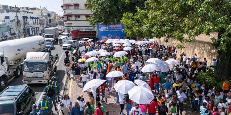 Mujeres marchan en Santo Domingo reclamando sus derechos