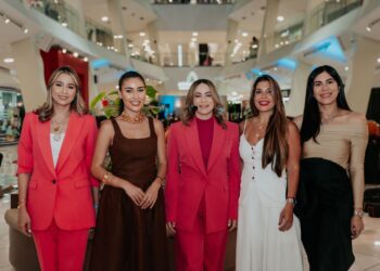 Gloria Reyes inspira con el panel "Mujer Actúa Hoy" en el Día de la Mujer  