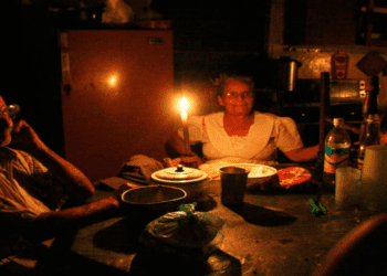 Cuba afirma "se trabaja intensamente" para recuperar el sistema eléctrico