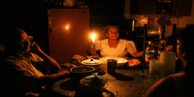 Cuba afirma "se trabaja intensamente" para recuperar el sistema eléctrico