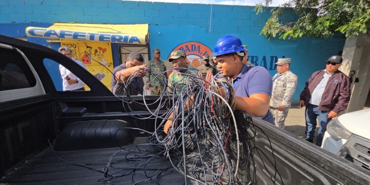 EDENORTE desmantela 15 usuarios irregulares en Mercado Central de Pueblo Nuevo