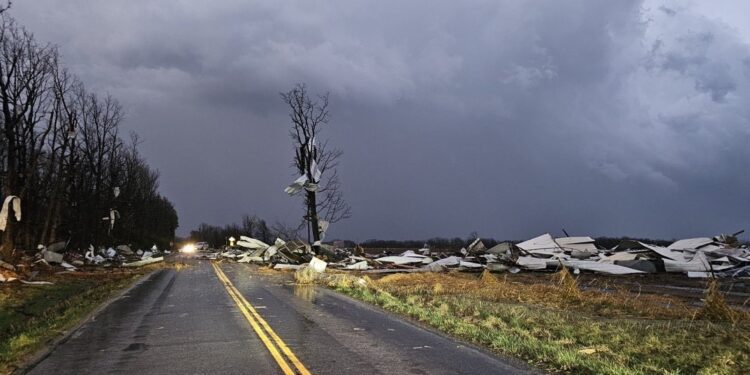 Al menos 31 muertos por tormentas y tornados en el Medio Oeste y Sur de EEUU  