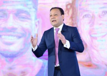 Abel Martínez rechaza fusión de ministerios y cierre del IAD