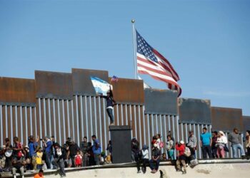 Trump revoca estatus legal a más de 500,000 migrantes en EE. UU.