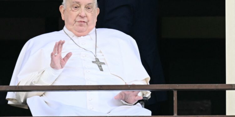 El Papa Francisco recibe el alta y saluda a los fieles tras 37 días hospitalizado  