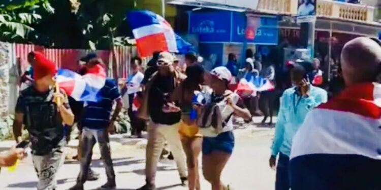 Policía Nacional impide ingreso de manifestantes a Friusa para evitar desgracia