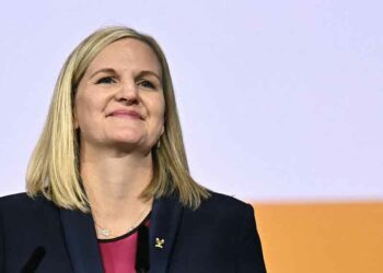 Exnadadora hace historia como primera mujer y africana en presidir el COI