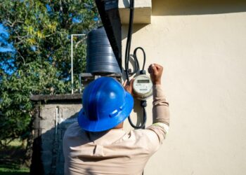 Energía y Minas lleva luz a comunidades de Sánchez Ramírez y Santiago