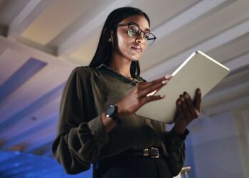 Mujeres dominicanas lideran acceso tecnológico, pero brecha persiste