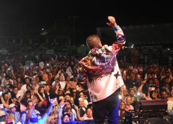 Héctor Acosta "El Torito" cautiva a higüeyanos con emotivo concierto 