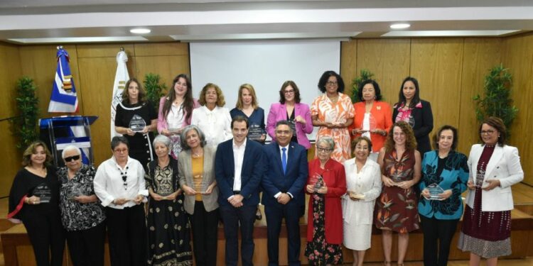 Reconocen a más de 60 mujeres líderes en economía e igualdad