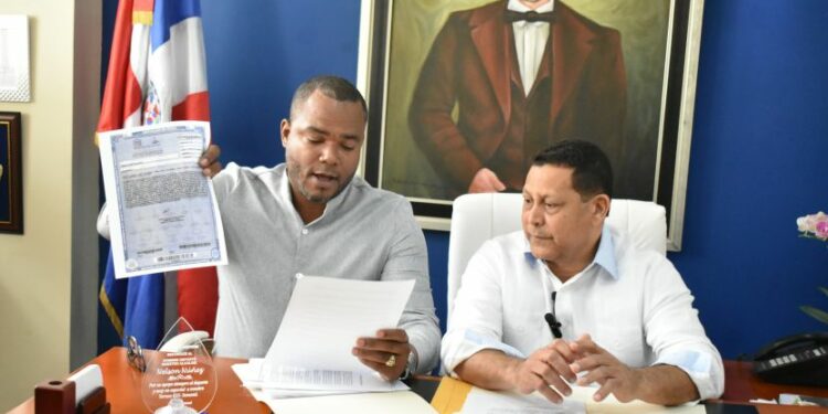 Alcalde de Samaná denuncia adjudicación irregular de terrenos turísticos