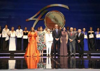 Presidente Abinader reconoce a 16 mujeres con medalla al mérito