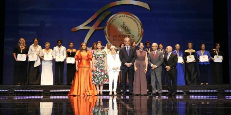 Presidente Abinader reconoce a 16 mujeres con medalla al mérito