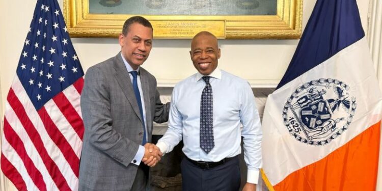 Director de Indotel y Alcalde NY discuten estrategias en ciberseguridad