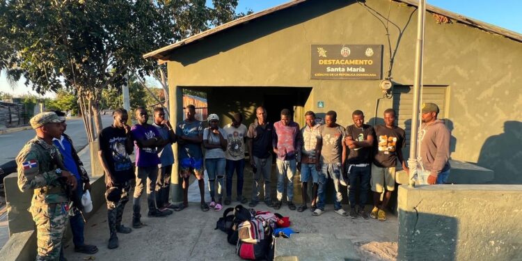 Detienen a dominicano con 19 haitianos indocumentados y decomisan 78, 000 cigarrillos