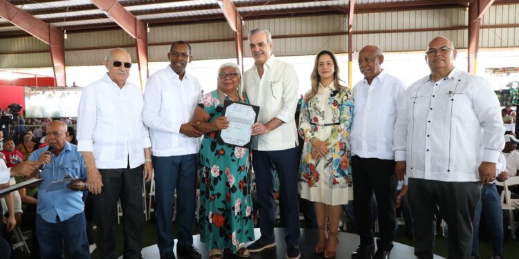 Abinader entrega 819 títulos de propiedad en Esperanza, Valverde