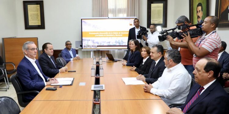 JCE presenta a Abinader proyecto para cambio de cédula en 2024