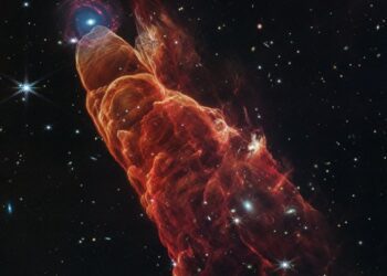 Webb Revela el Misterio del "Tornado Cósmico"