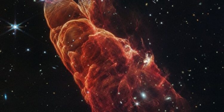 Webb Revela el Misterio del "Tornado Cósmico"