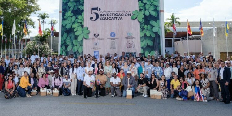 Docentes iberoamericanos debaten en RD futuro educativo con inteligencia artificial