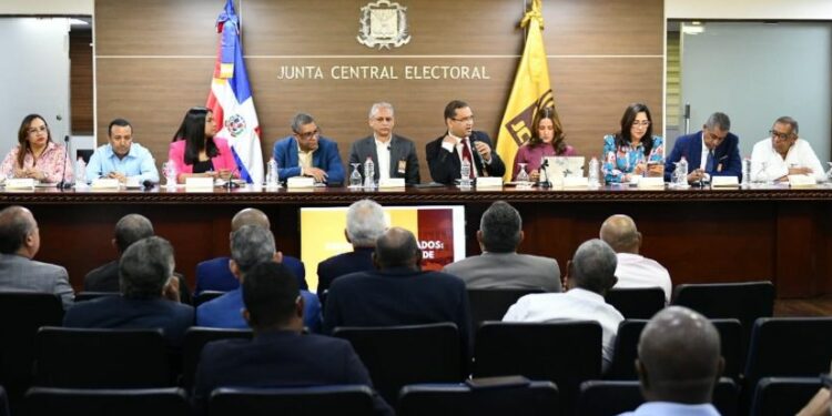JCE avanza en renovación de cédula con consulta a partidos políticos