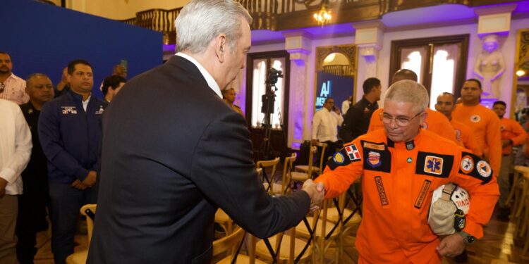 Abinader reconoce a rescatistas de la discoteca Jet Set