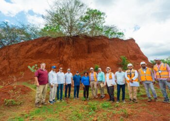 Ministros visitan zonas de desarrollo de tierras raras y turístico en Pedernales