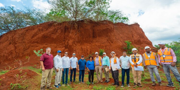 Ministros visitan zonas de desarrollo de tierras raras y turístico en Pedernales
