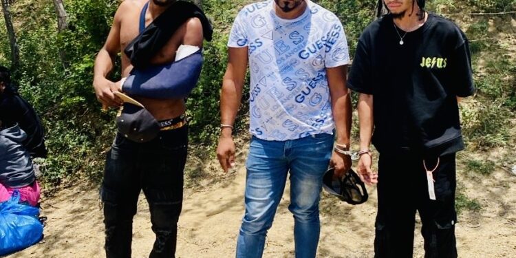 Detienen en Montecristi a tres hombres que intentaban trasladar a 41 haitianos ilegales