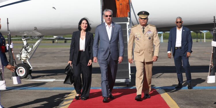 Abinader regresa tras honrar al papa Francisco en el Vaticano