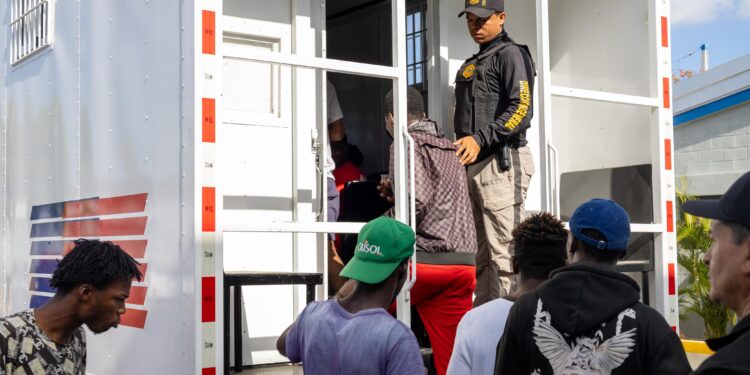 DGM detiene a 1,519 haitianos y deporta a 1,339 en 24 horas