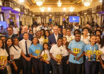 Estudiantes conquistan espacios globales y Abinader reconoce excelencia