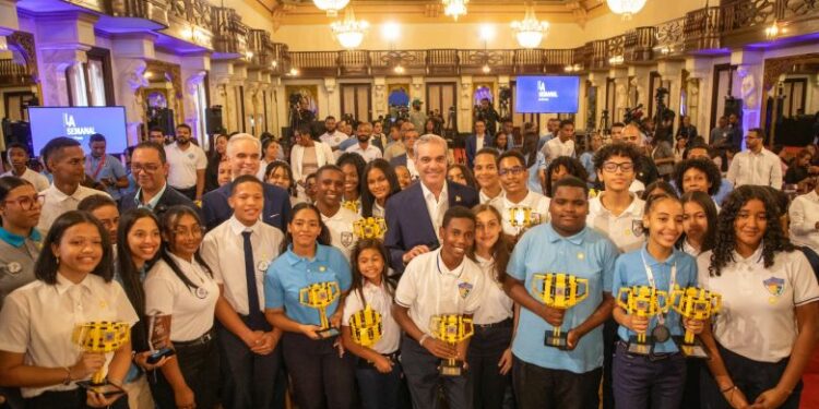 Estudiantes conquistan espacios globales y Abinader reconoce excelencia
