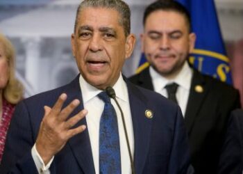 Adriano Espaillat reafirma liderazgo tras superar proceso político en contra