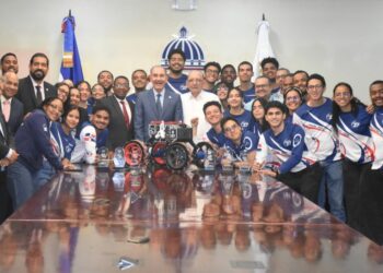 MESCyT otorgará becas al equipo Apolo 27 tras ganar seis premios en la NASA