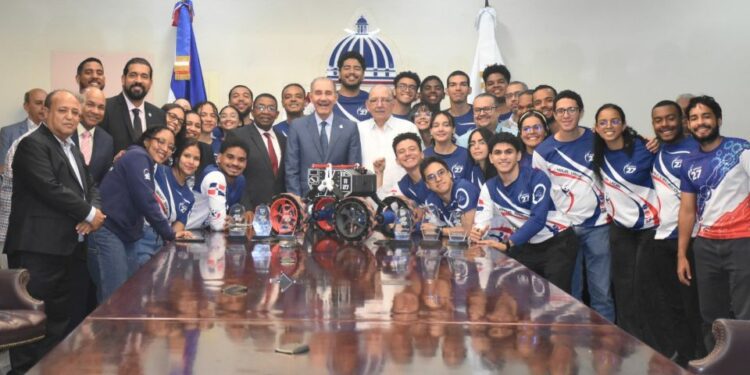 MESCyT otorgará becas al equipo Apolo 27 tras ganar seis premios en la NASA