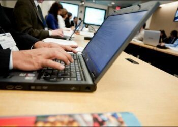 Plataformas digitales redefinen el empleo urbano en América Latina 