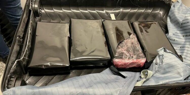 Mexicana detenida en AILA con cocaína en maleta