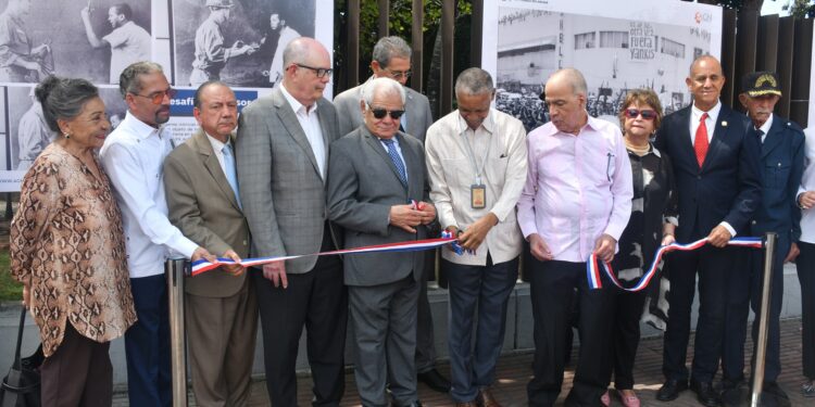 Exponen imágenes de la gesta de abril, 60 años después