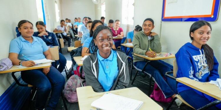 Talleres de Infotep transforman la educación en liceo de Blanco Arriba