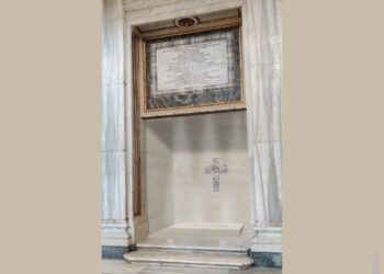 Multitud acude este domingo a tumba del Papa Francisco en Roma