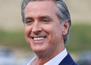 California desafía aranceles de Trump con alianzas globales