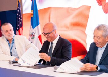 IDAC y Paramount Aviation Services firman acuerdo para evaluar pilotos
