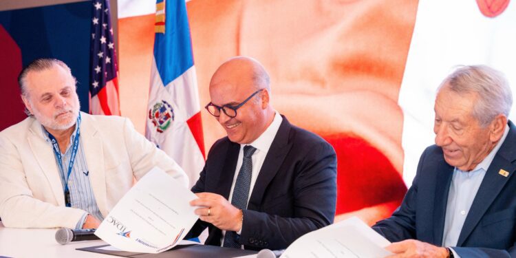 IDAC y Paramount Aviation Services firman acuerdo para evaluar pilotos