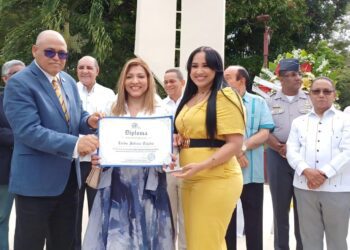 CDP Espaillat reconoce a Julieta Tejada durante acto en Moca