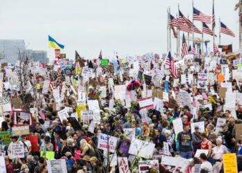 Masivas protestas en EEUU contra Trump y Musk: '¡Manos fuera!'