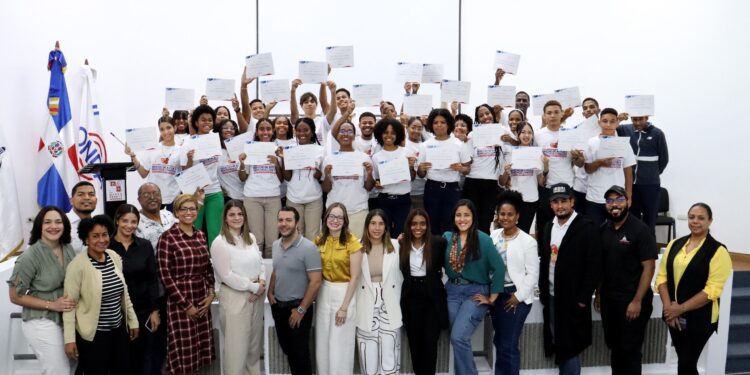 Jóvenes que participaron en programa sobre el derecho de autor viven grata experiencia creativa